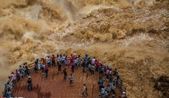 云南虎跳峽“超級山洪”：游客淡定拍照，作死